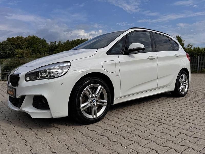 Weiß Gebraucht 2017 BMW 225 Active Tourer M Sport Van / Kleinbus | 15.999 € (Fairer Preis) - Bild 1/4