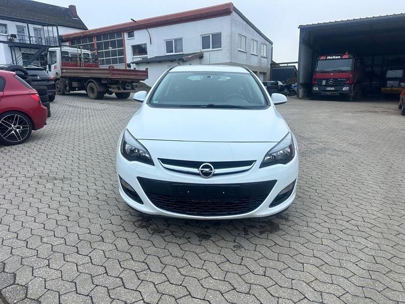 Weiß Gebraucht 2015 Opel Astra Selection Kombi | 2.850 € - Bild 1/4