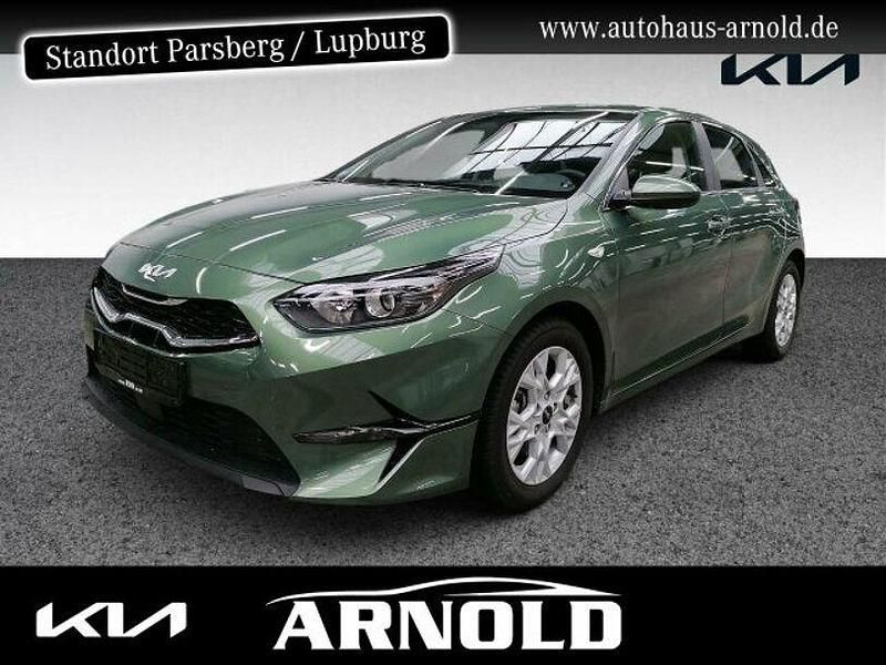 Grün (experiencegrün) Gebraucht 2024 Kia Ceed Comfort Limousine | 21.830 € (Superpreis) - Bild 1/4