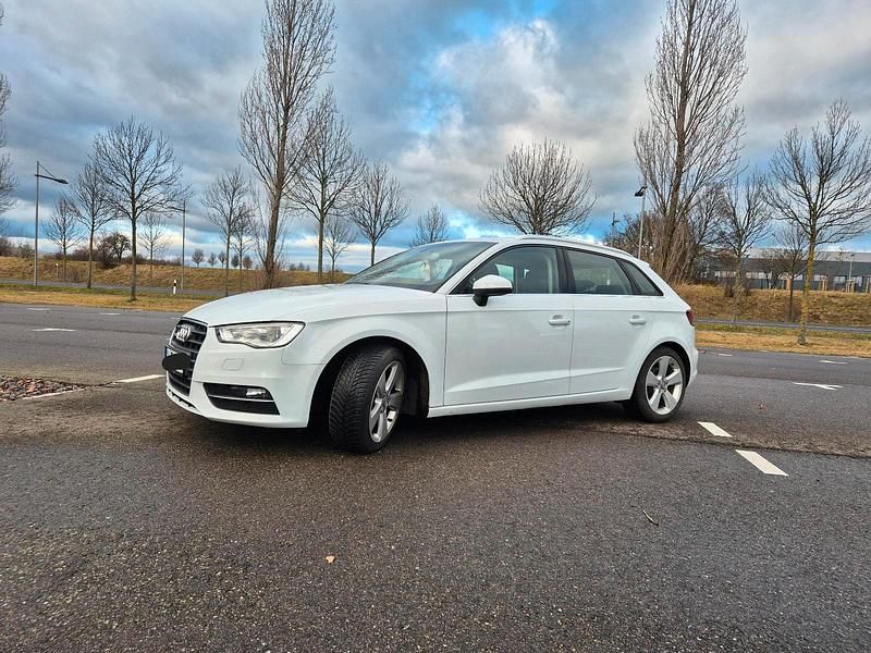 Używany Audi A3 125 KM (91 kW) 2014 Biały Sedan/Limuzyna