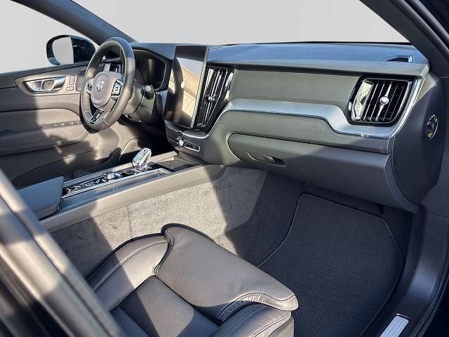 Neu Volvo XC60 Plus 250 PS (183 kW) 2025 Metallic (schwarz SUV