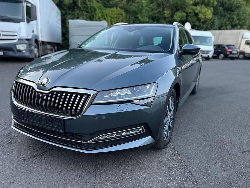 Grau Gebraucht 2022 Skoda Superb Style Kombi | 20.990 € (Fairer Preis) - Bild 1/4