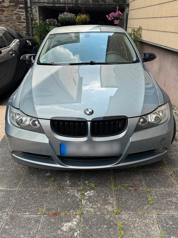 Grau Gebraucht 2006 BMW 318 Limousine | 2.250 € (Superpreis) - Bild 1/4