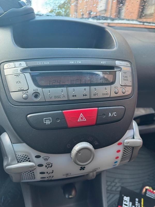 Gebraucht Toyota Aygo 68 PS (50 kW) 2010 Rot Kleinwagen