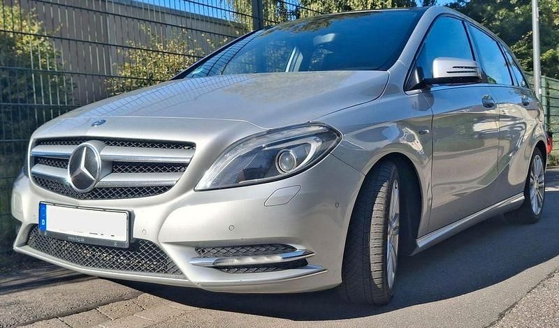 Silber Gebraucht 2012 Mercedes B180 Van / Kleinbus | 6.499 € (Fairer Preis) - Bild 1/4