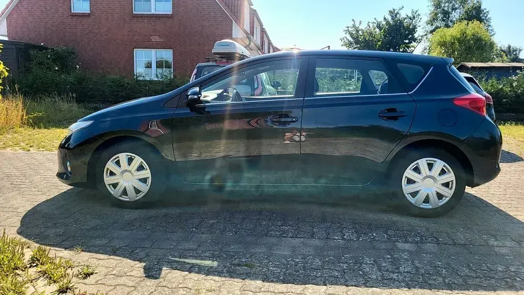 Gebraucht Toyota Auris Edition 132 PS (97 kW) 2014 Blau Limousine