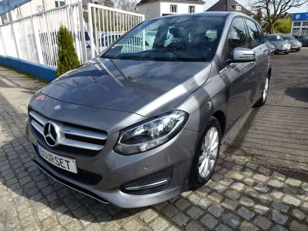 Gebraucht Mercedes B180 Style 122 PS (89 kW) 2016 Grau Kleinwagen