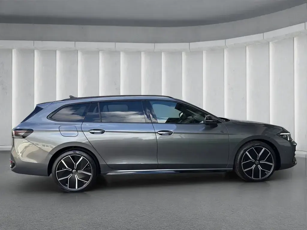 Gebraucht VW Passat R-line 193 PS (141 kW) 2025 Grau Kombi