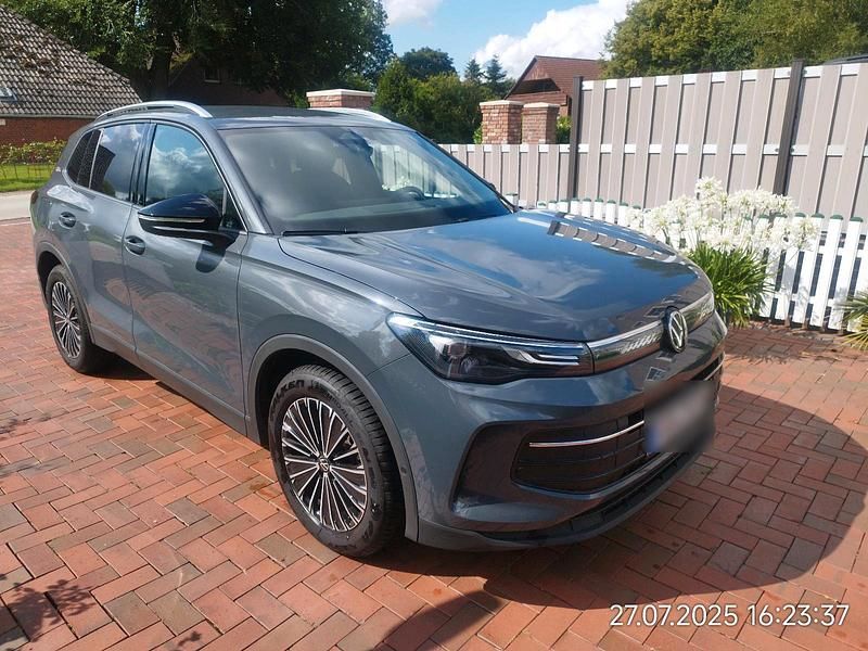 Grau Gebraucht 2024 VW Tiguan Goal SUV | 37.900 € (Superpreis) - Bild 1/3
