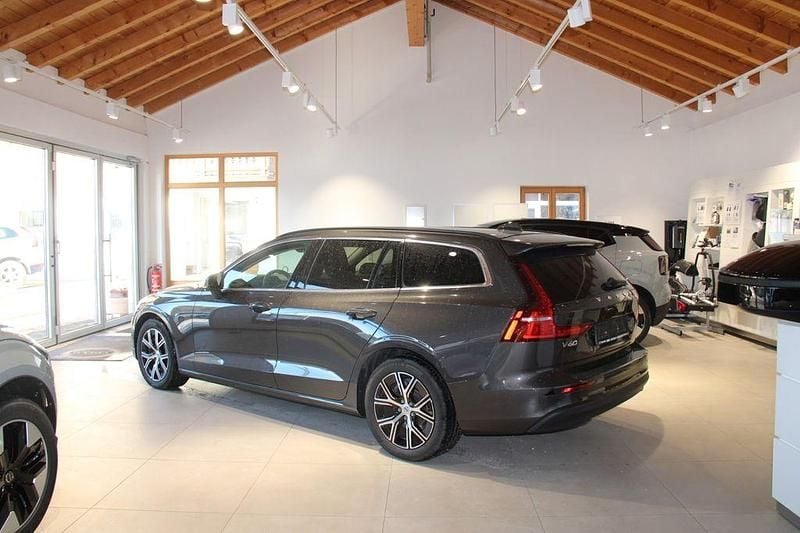 Gebraucht Volvo V60 Core 197 PS (144 kW) 2022 Grau Kombi