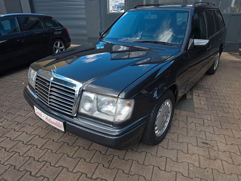 Schwarz Gebraucht 1993 Mercedes E220 Kombi | 8.700 € - Bild 1/4