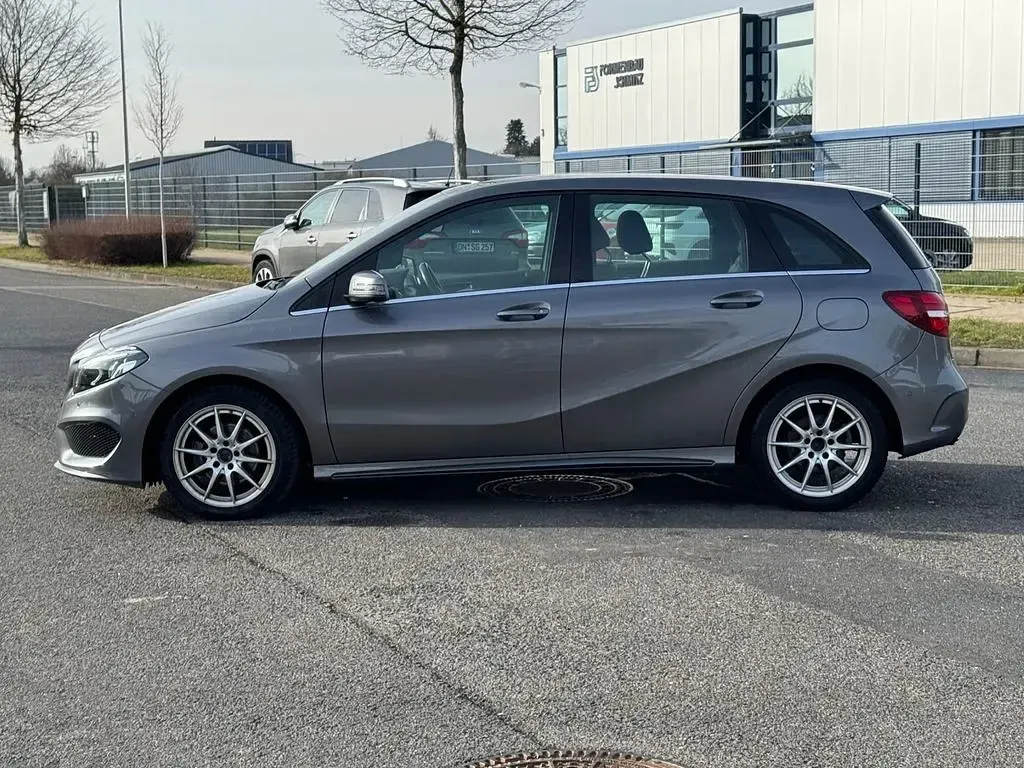 Gebraucht Mercedes B200 AMG line 156 PS (114 kW) 2017 Grau Kleinwagen