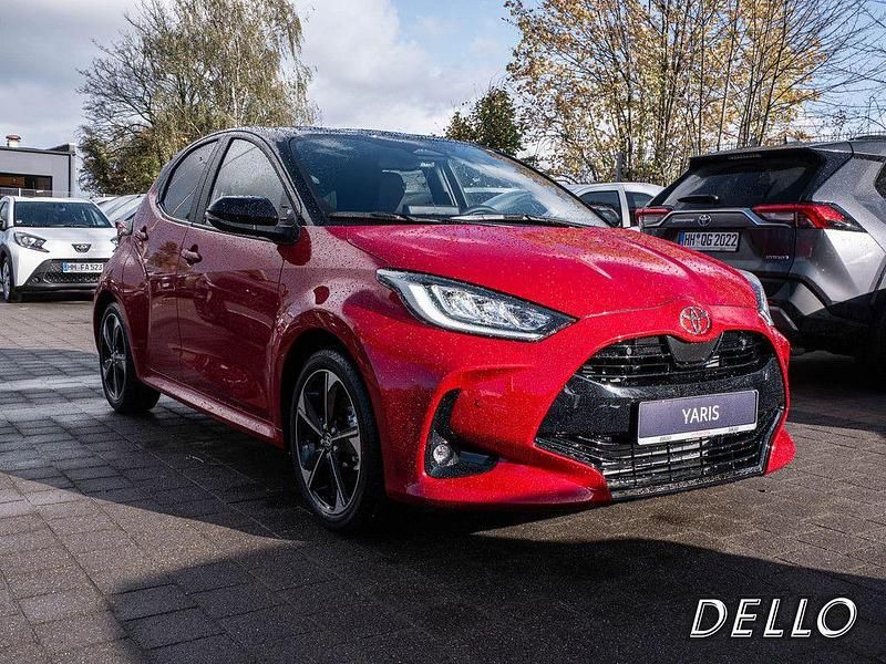 Neu Toyota Yaris Hybrid Plus 131 PS (96 kW) 2025 Rot Limousine
