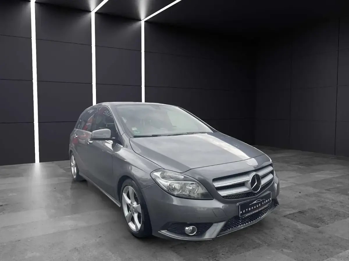 Gebraucht Mercedes B200 136 PS (100 kW) 2013 Mountaingrau Kleinwagen