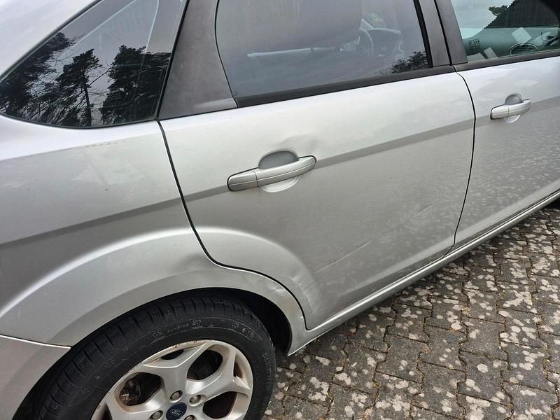 Gebraucht Ford Focus 116 PS (85 kW) 2011 Silber Limousine