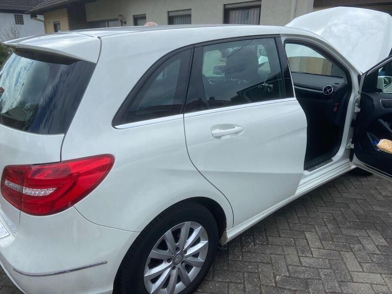 Weiß Gebraucht 2012 Mercedes 200 Limousine | 14.000 € (Fairer Preis) - Bild 1/4