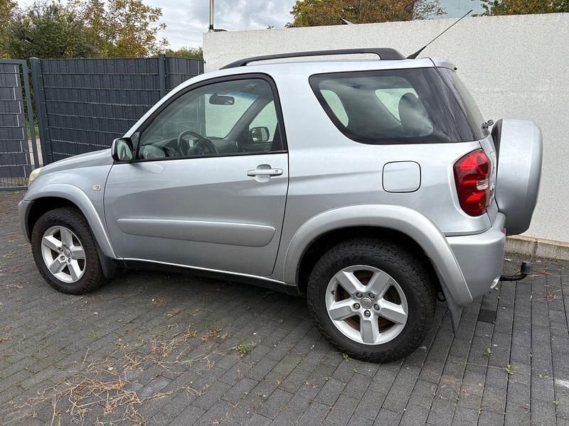 Silber Gebraucht 2005 Toyota RAV4 SUV | 7.500 € (Etwas zu teuer) - Bild 1/4