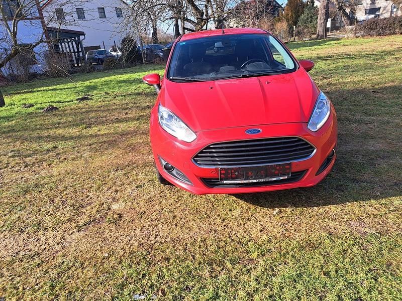 Gebraucht Ford Fiesta 75 PS (55 kW) 2013 Rot Kleinwagen