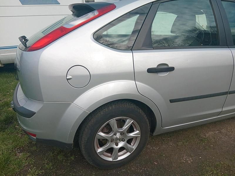 Gebraucht Ford Focus 125 PS (91 kW) 2006 Silber Limousine