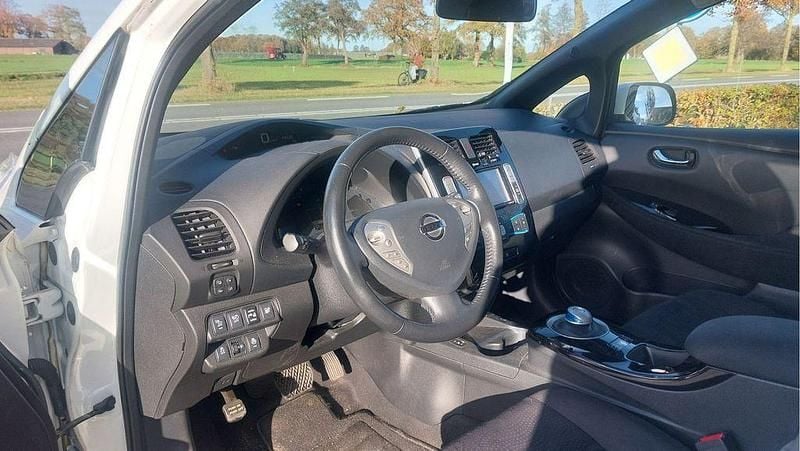 Gebraucht Nissan Leaf Acenta 80 kW (109 PS) 2015 Weiß Kleinwagen