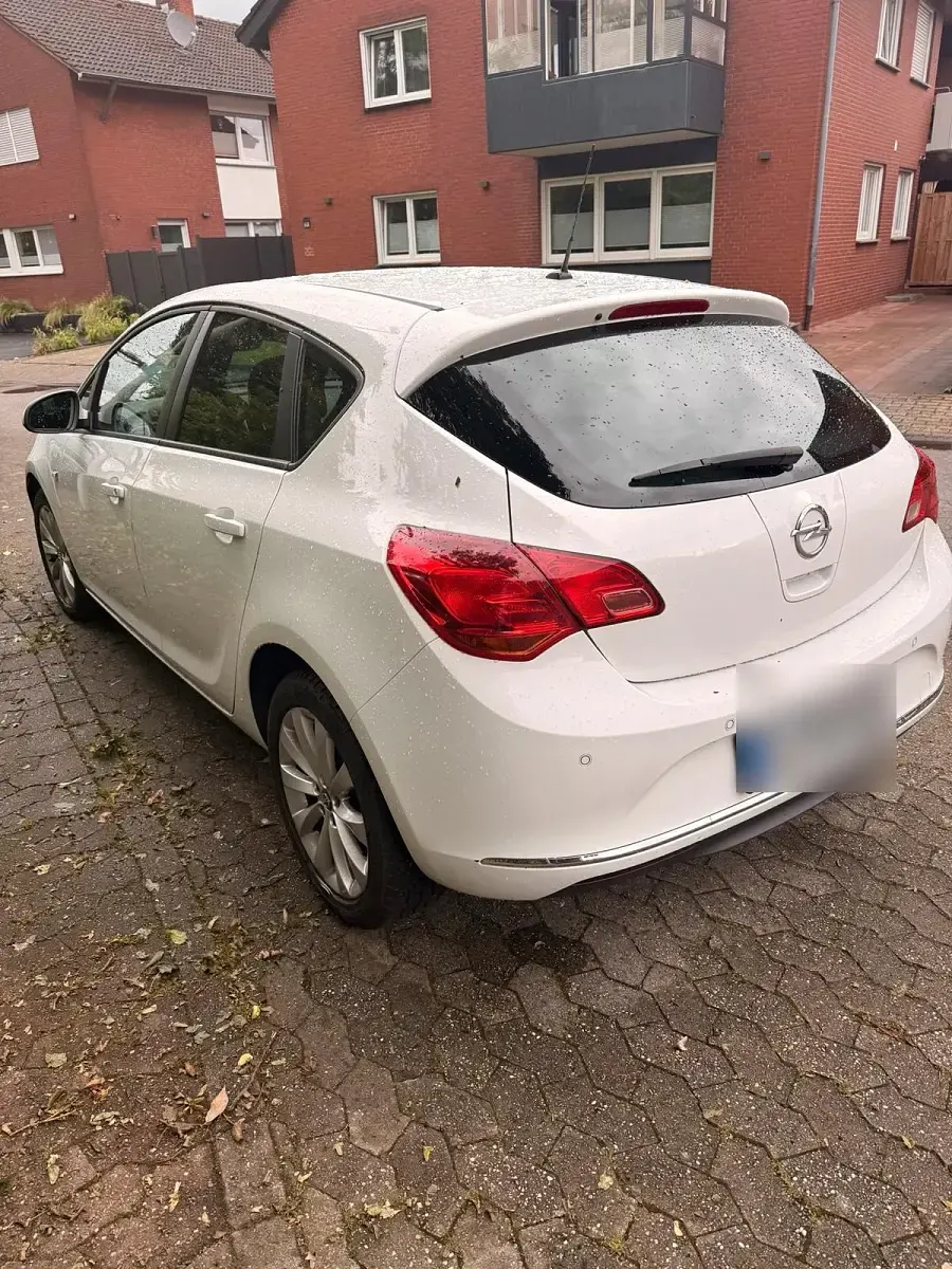 Gebraucht Opel Astra 87 PS (63 kW) 2013 Weiß Limousine