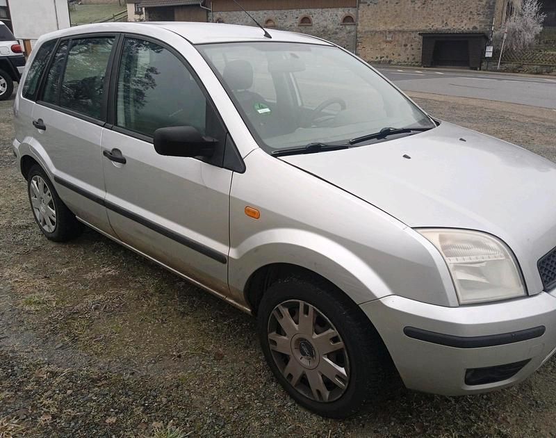 Silber Gebraucht 2002 Ford Fusion Limousine | 450 € - Bild 1/4