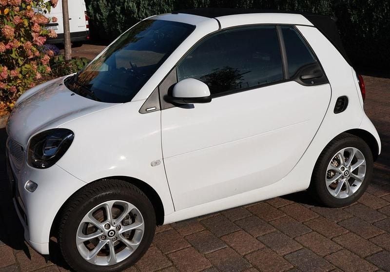Weiß Gebraucht 2018 Smart ForTwo Cabrio Passion Cabrio | 15.600 € (Guter Preis) - Bild 1/4
