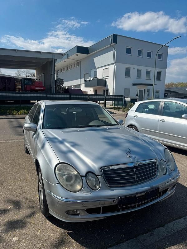 Usata Mercedes E240 177 CV (130 kW) 2003 Argento Berlina