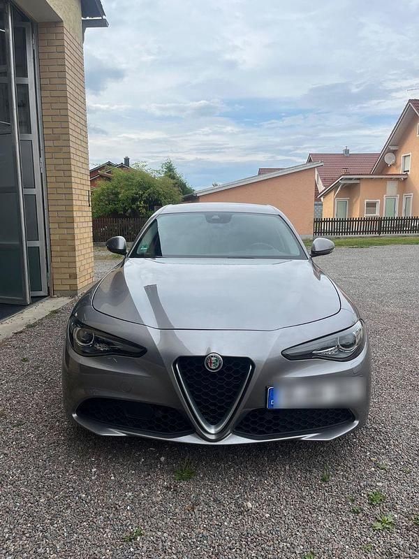 Grau Gebraucht 2016 Alfa Romeo Giulia Super Limousine | 17.600 € (Fairer Preis) - Bild 1/4