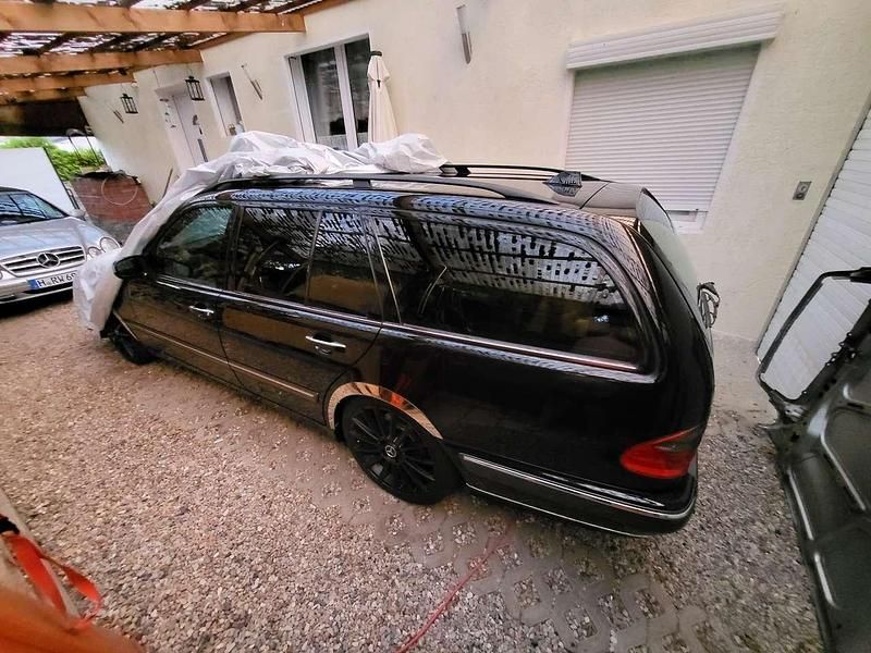 Gebraucht Mercedes E240 Elegance 170 PS (125 kW) 1999 Schwarz Kombi