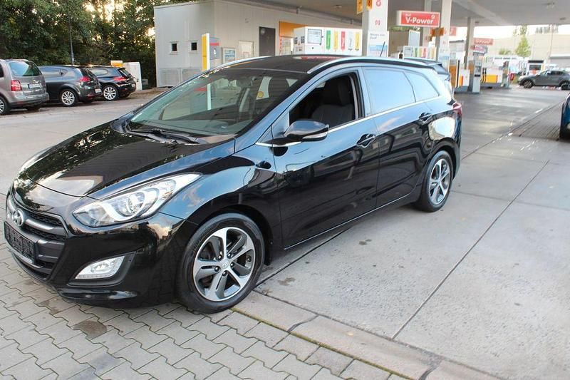 Schwarz Gebraucht 2015 Hyundai i30 Blackline Limousine | 6.200 € (Fairer Preis) - Bild 1/4