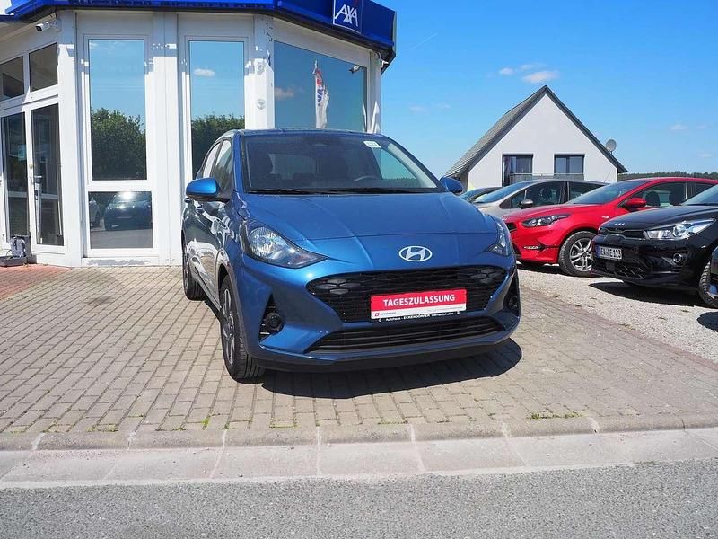 Vibrant blue pearl Gebraucht 2024 Hyundai i10 Kleinwagen | 16.989 € (Fairer Preis) - Bild 1/4