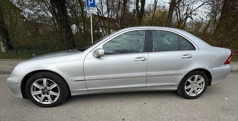 Gebraucht Mercedes 220 150 PS (110 kW) 2005 Silber Limousine