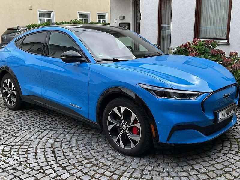 Blau Gebraucht 2024 Ford Mustang Mach-E Premium SUV | 40.800 € (Superpreis) - Bild 1/4