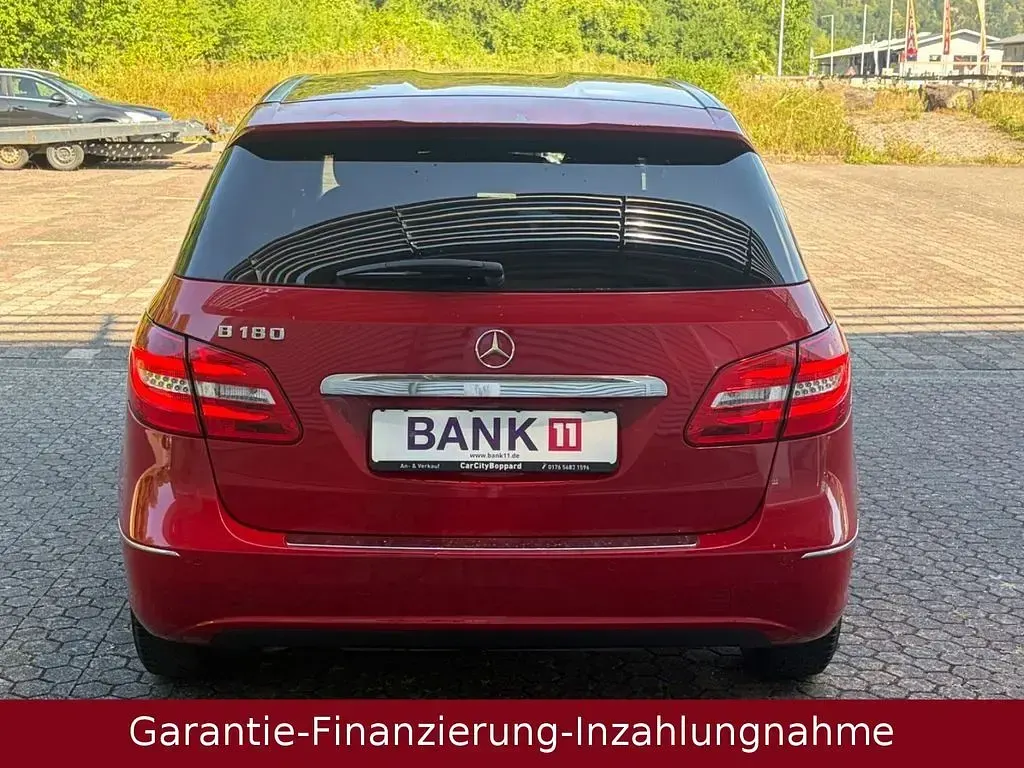 Gebraucht Mercedes B180 122 PS (89 kW) 2013 Rot Kleinwagen