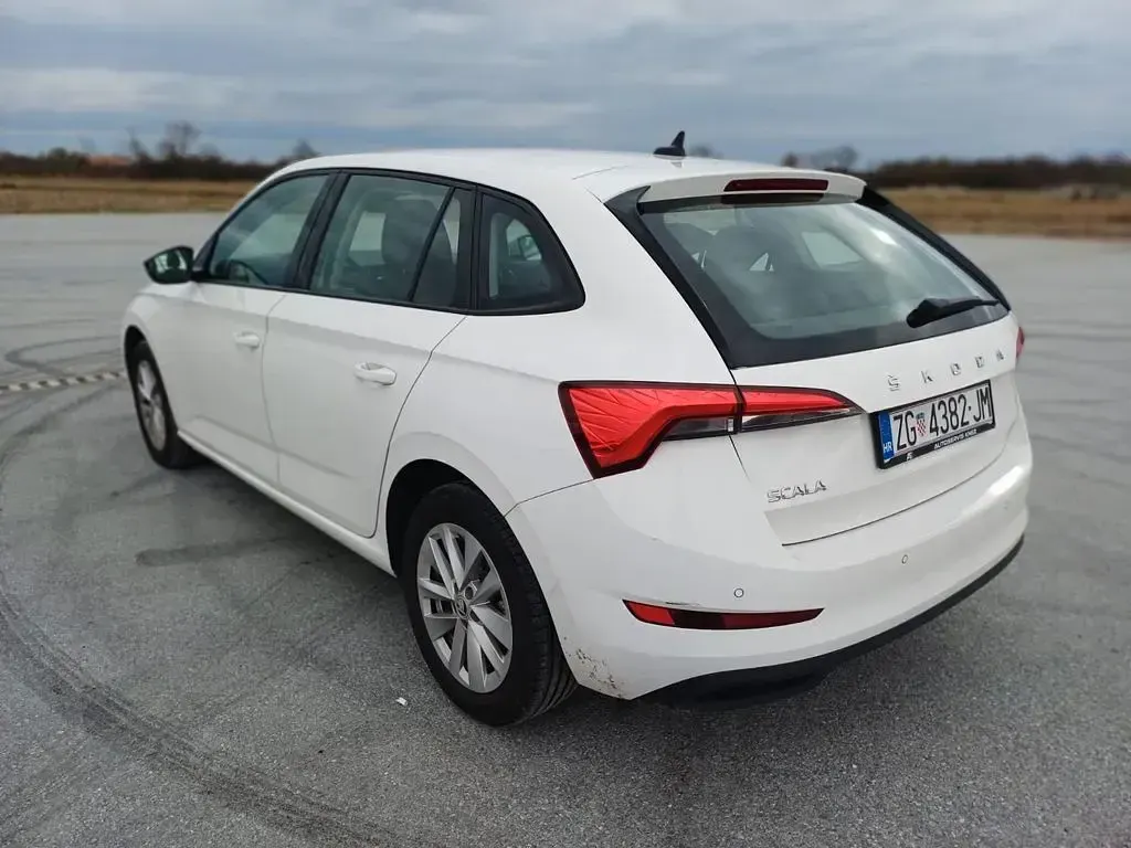 Gebraucht Skoda Scala Ambition 110 PS (80 kW) 2023 Weiß Kleinwagen