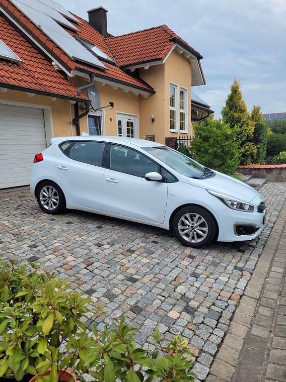 Weiß Gebraucht 2018 Kia Ceed Edition 7 Limousine | 9.300 € (Guter Preis) - Bild 1/4