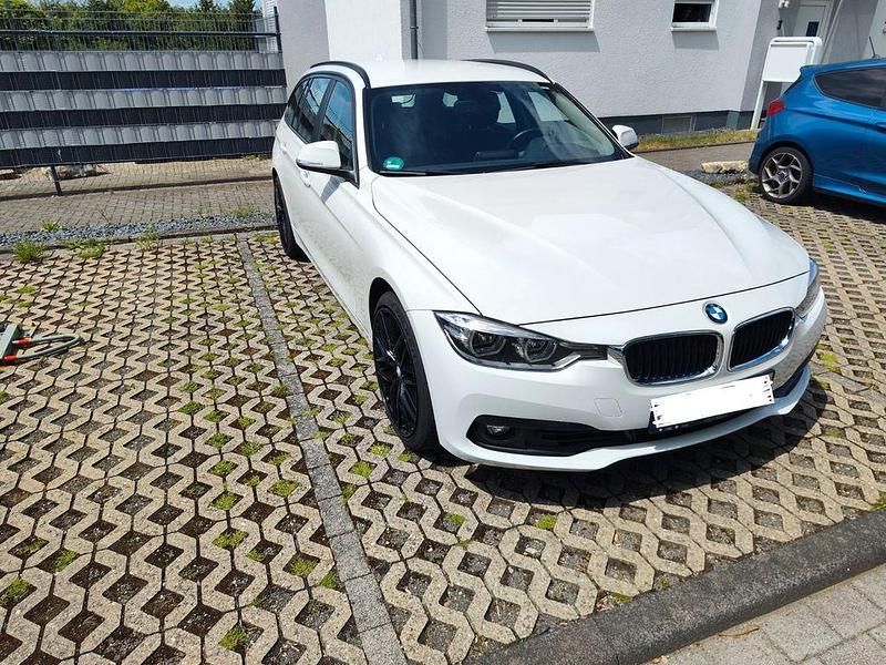 Gebraucht BMW 320 Advantage 184 PS (135 kW) 2018 Weiß Limousine