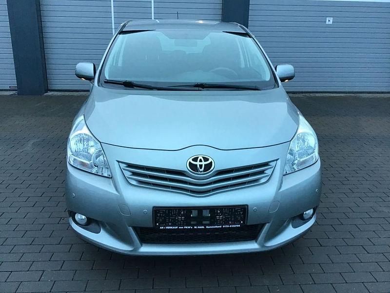 Grau Gebraucht 2013 Toyota Verso Travel Van / Kleinbus | 9.640 € (Fairer Preis) - Bild 1/4