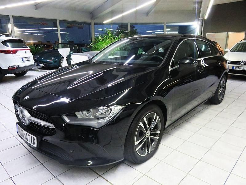 Schwarz Gebraucht 2023 Mercedes CLA200 Shooting Brake Kombi | 20.750 € (Guter Preis) - Bild 1/4