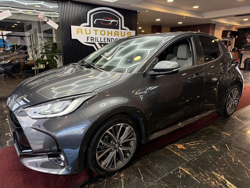 Grau Gebraucht 2020 Toyota Yaris Hybrid Style Kleinwagen | 16.950 € (Fairer Preis) - Bild 1/4