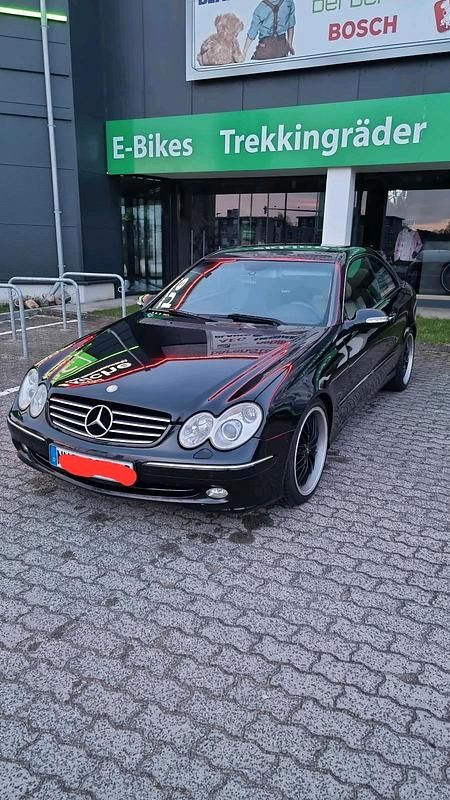 Schwarz Gebraucht 2003 Mercedes CLK320 Coupé | 4.200 € (Fairer Preis) - Bild 1/4
