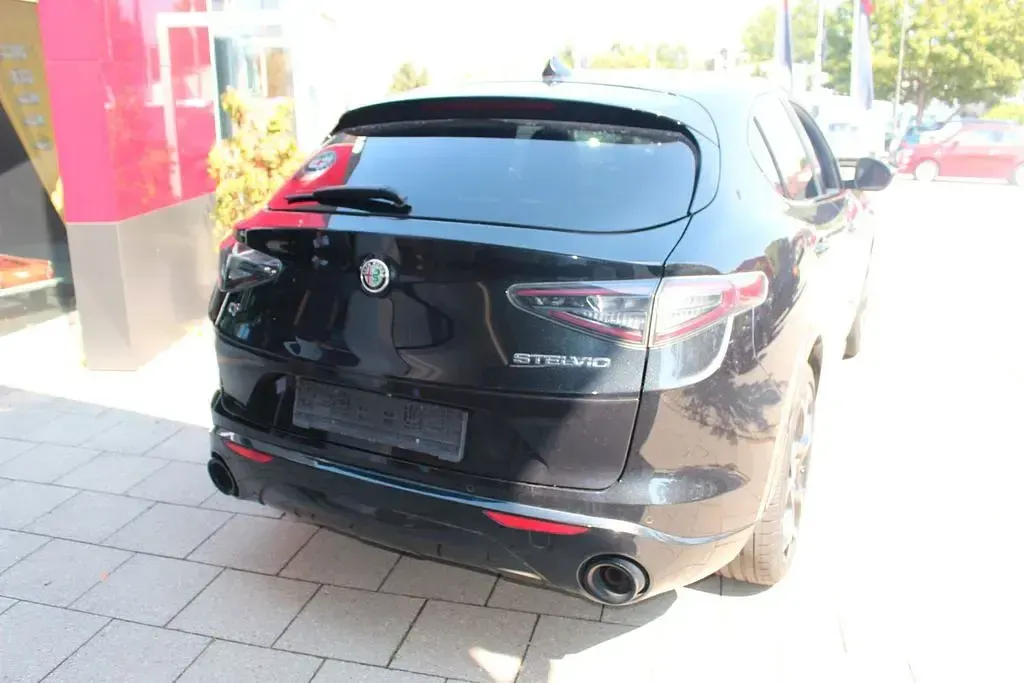 Gebraucht Alfa Romeo Stelvio Premium 209 PS (153 kW) 2023 Schwarz SUV