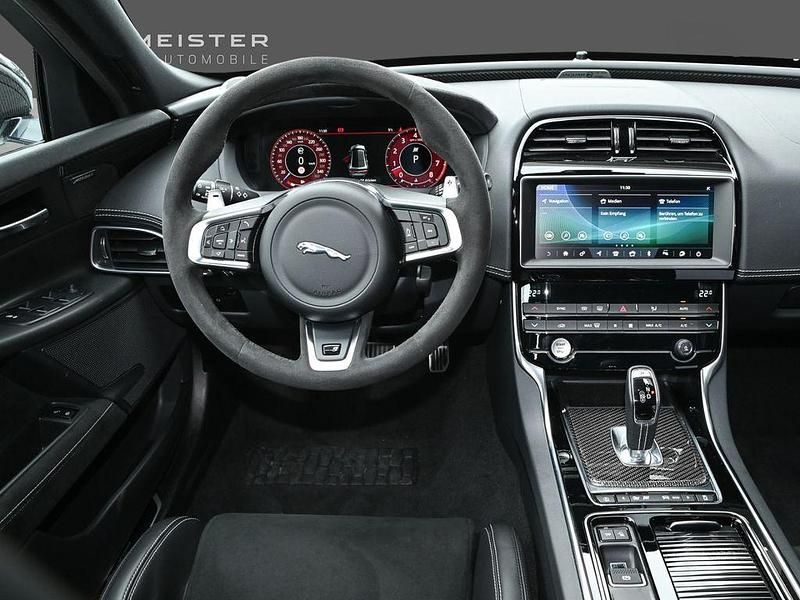 Gebraucht Jaguar XE 600 PS (441 kW) 2019 Fuji white Limousine