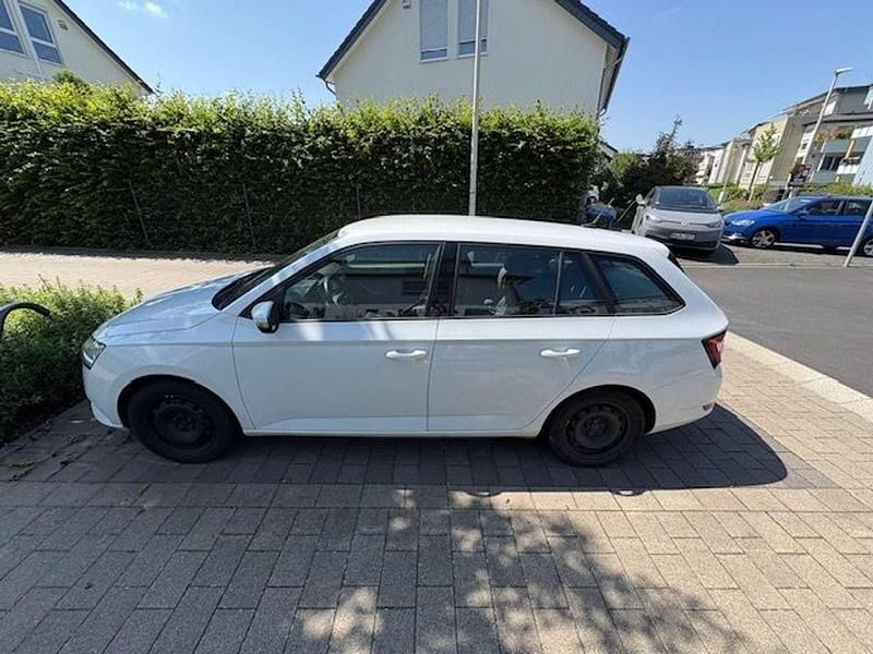 Weiß Gebraucht 2021 Skoda Fabia Active Kombi | 10.600 € (Guter Preis) - Bild 1/4