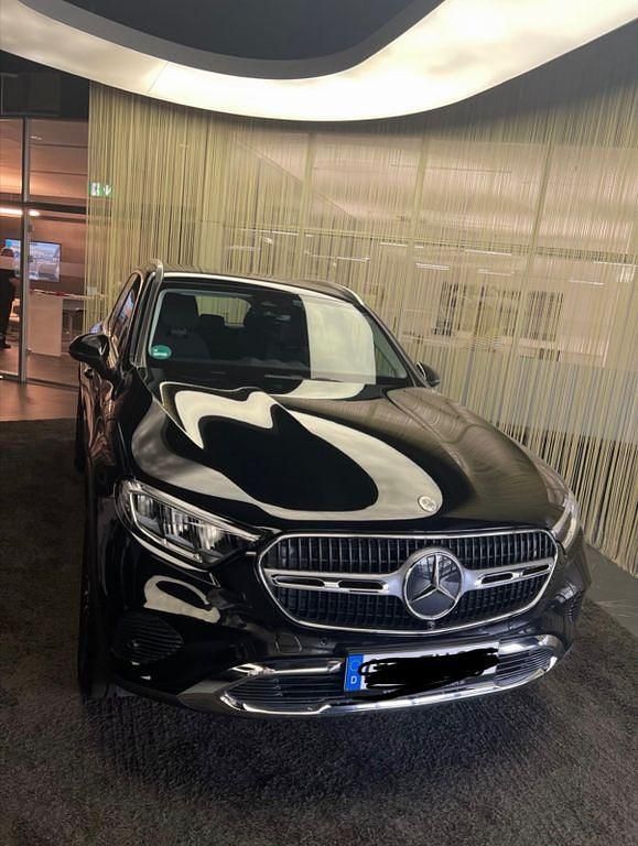 Gebraucht Mercedes GLC220 197 PS (144 kW) 2024 Schwarz SUV