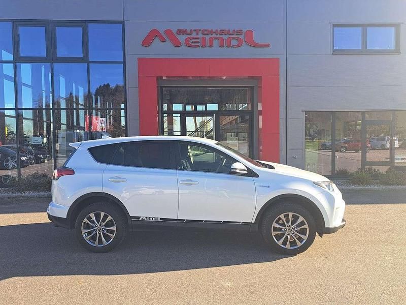 Weiß Gebraucht 2018 Toyota RAV4 Hybrid Team SUV | 20.890 € (Fairer Preis) - Bild 1/4