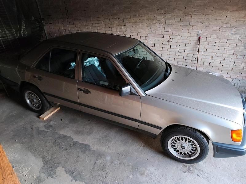 Usata Mercedes E230 1985 Beige Berlina