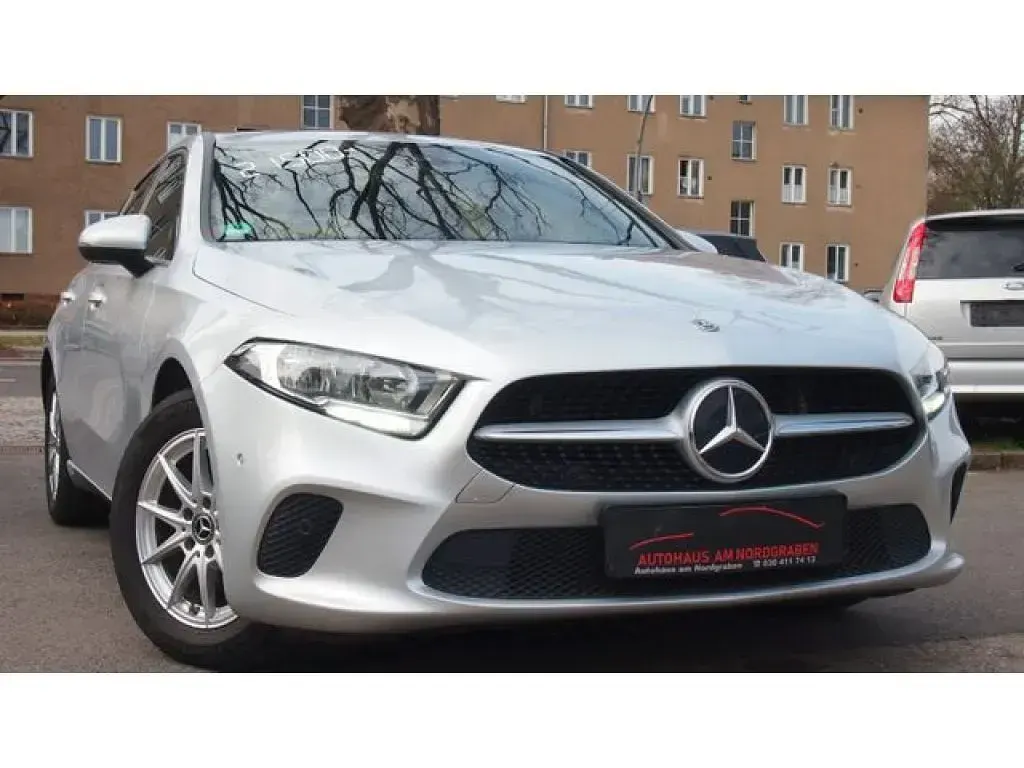 Gebraucht Mercedes A180 116 PS (85 kW) 2020 Iridiumsilber (metallic) Kleinwagen