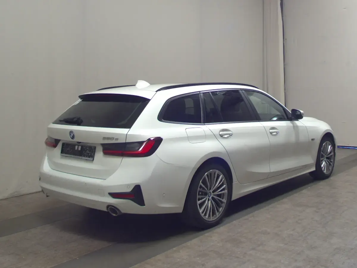 Gebraucht BMW 320e Advantage 204 PS (150 kW) 2021 Alpinweiss Kombi